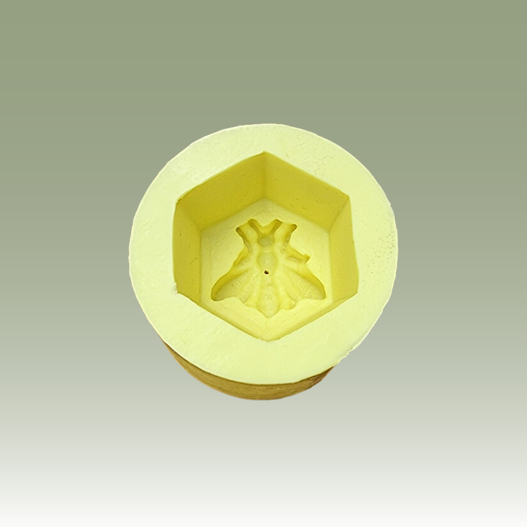 The Embossed Queen Candle Mould